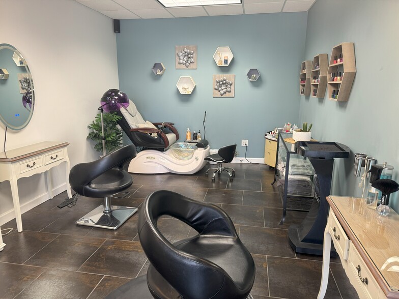 More Photos Of 1N279 Lafox Rd, Lafox General Retail For Sale