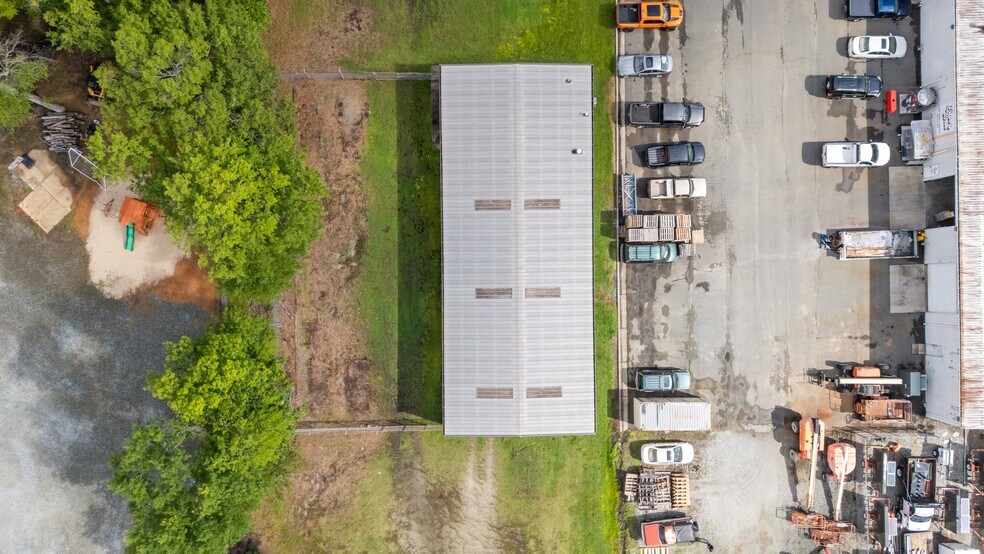 More Photos Of 808 E Parker St, Graham Industrial For Sale