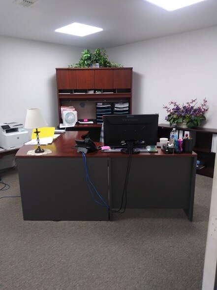 More Photos Of 5017 N Coolidge Dr, Tampa Warehouse For Lease