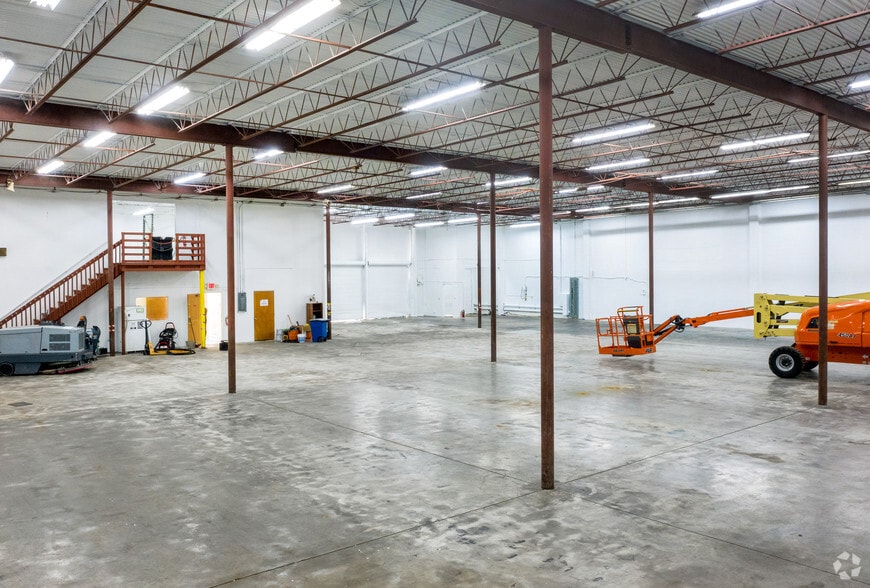 More Photos Of 12105 N 28th St, Saint Petersburg Warehouse For Sale