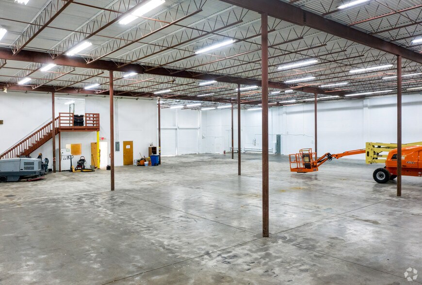 More Photos Of 12105 N 28th St, Saint Petersburg Warehouse For Sale
