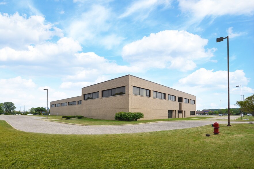 More Photos Of 1849 W Maple Rd, Troy Office For Lease