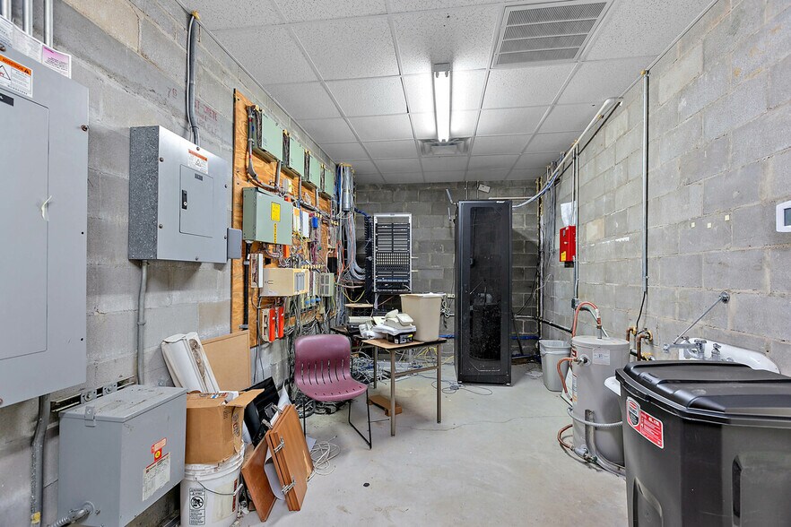 More Photos Of 1997 Capital Cir NE, Tallahassee Bank For Lease