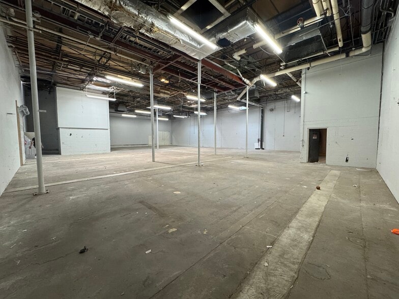 More Photos Of 10679 Harry Hines Blvd, Dallas Showroom For Lease