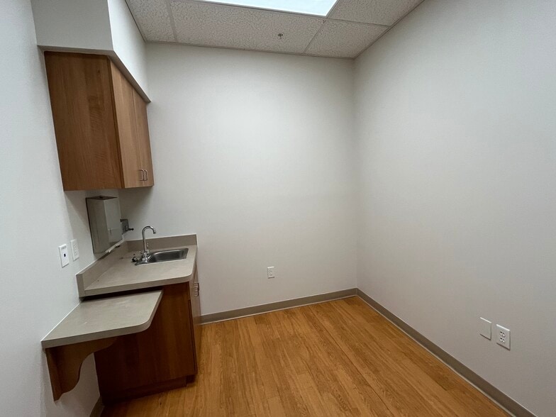 More Photos Of 2444-2474 Laurel Rd, Venice Freestanding For Lease