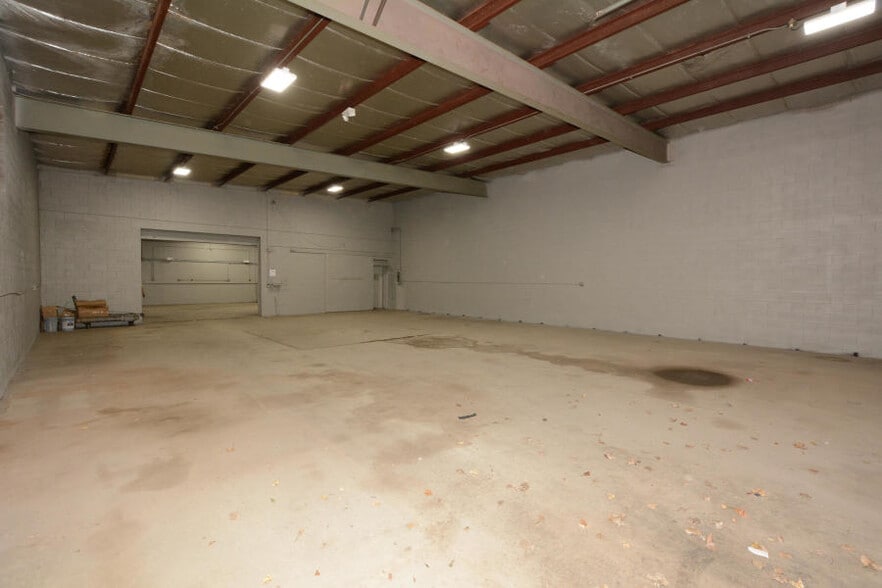 More Photos Of 3258 W Fond Du Lac Ave, Milwaukee Manufacturing For Lease