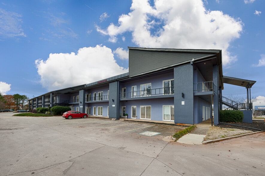 More Photos Of 190 Lime Quarry Rd, Madison Loft Creative Space For Lease