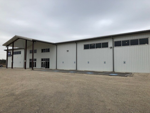 More Photos Of 1705 South I-45 East, Corsicana Showroom For Lease