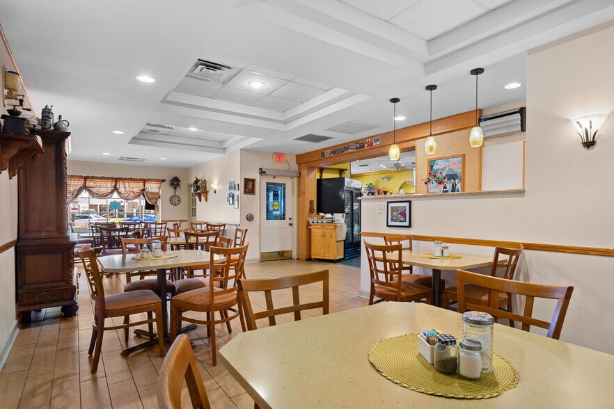 More Photos Of 2909-2911 E Commercial Blvd, Fort Lauderdale Storefront Retail Residential For Sale