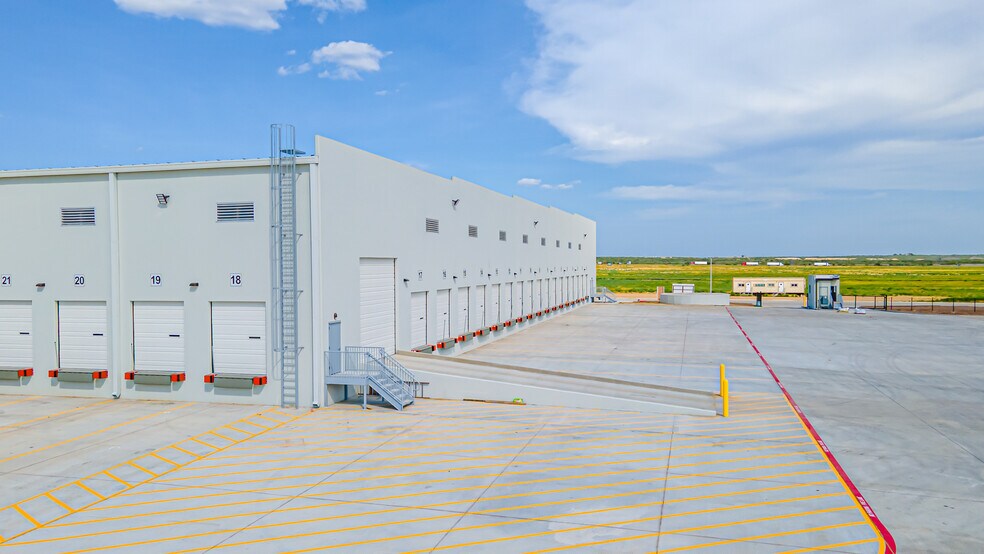 More Photos Of Maritime Loop, Laredo Warehouse For Lease