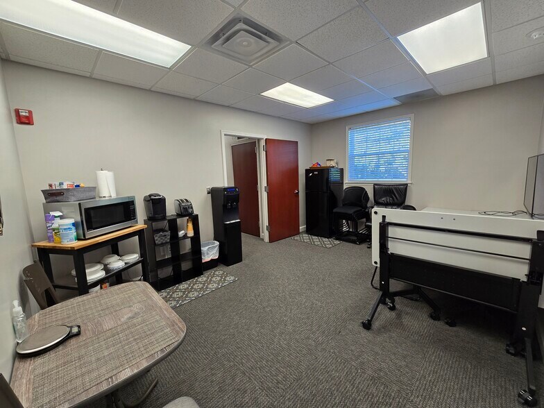 More Photos Of 465 Warren Ave, Longwood Office For Lease