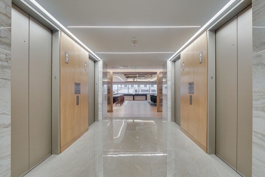 More Photos Of 5949 Sherry Ln, Dallas Office For Sale