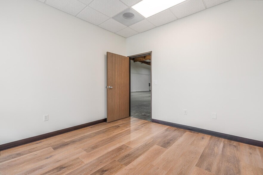 More Photos Of 12711 Ramona Blvd, Baldwin Park Warehouse For Lease