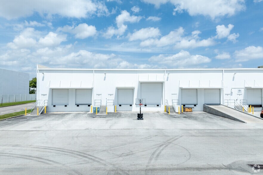 More Photos Of 11700 NW 101st Rd, Medley Warehouse For Lease