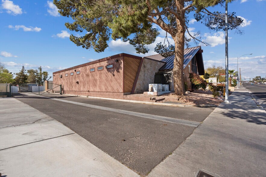 4675 E Flamingo Rd, Las Vegas, NV 89121 Veterinarian Kennel For Sale