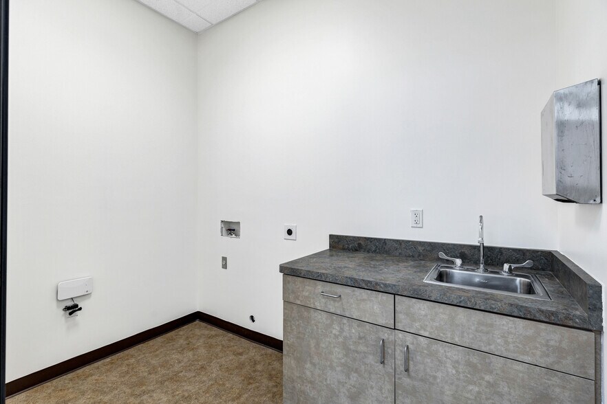 More Photos Of 15405 N 99th Ave, Sun City Medical For Lease