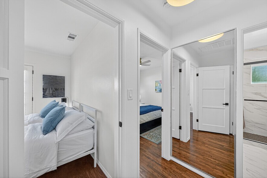 More Photos Of 218 Venice Way, Venice Multifamily For Sale