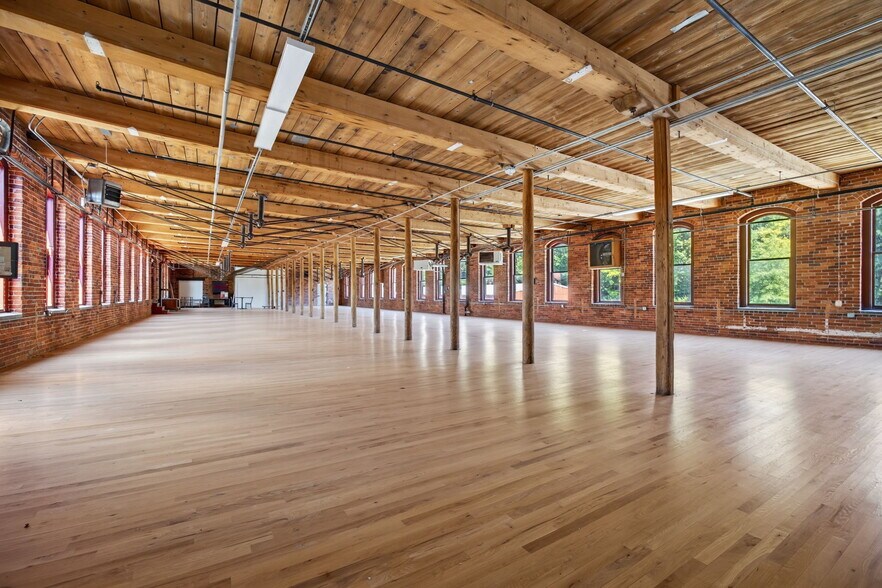 More Photos Of 420 Park St, Housatonic Flex For Sale