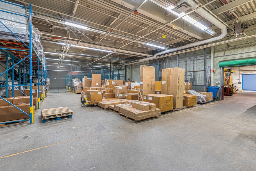 More Photos Of 5950 Ch De La Côte-De-Liesse, Mont-Royal Distribution For Sale