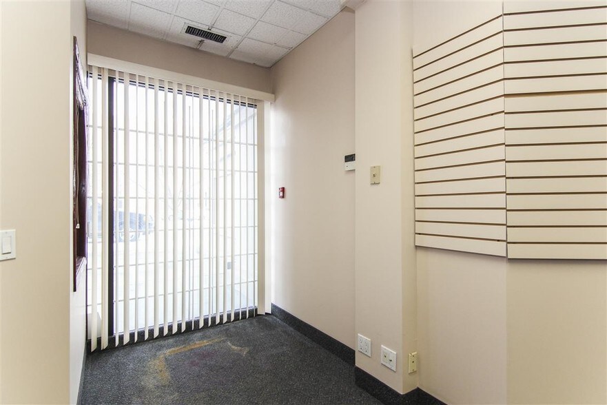 More Photos Of 1015 Centre St NW, Calgary Storefront Retail Residential For Lease