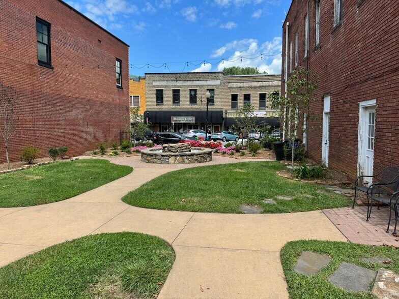 More Photos Of 553 W Main St, Sylva Restaurant For Lease