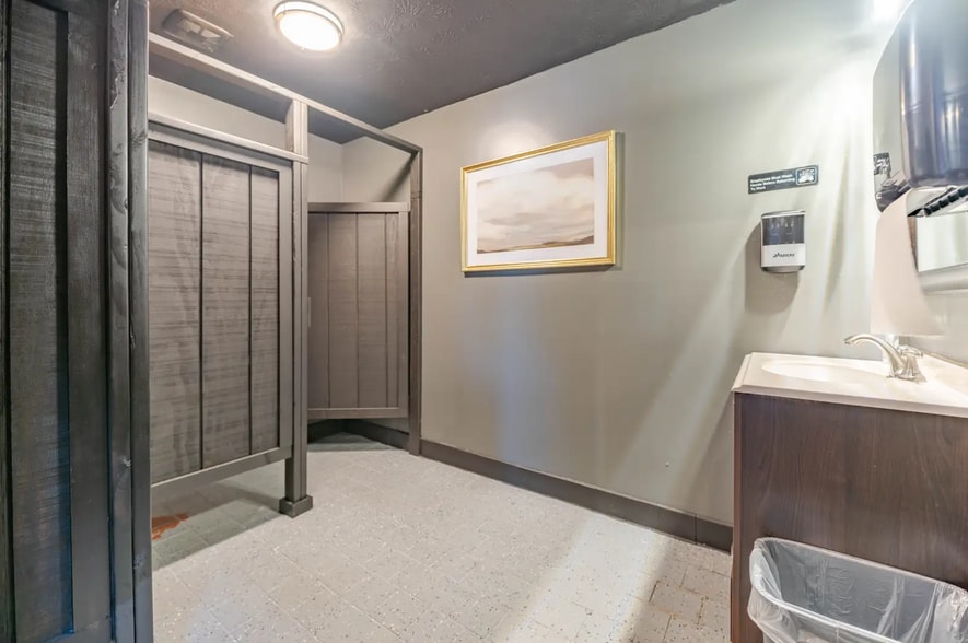 More Photos Of 245 Tanglewood Ct, Taylorsville General Retail For Sale