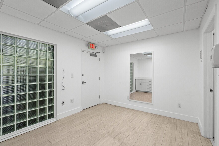 More Photos Of 6330 Manor Ln, South Miami Office For Lease