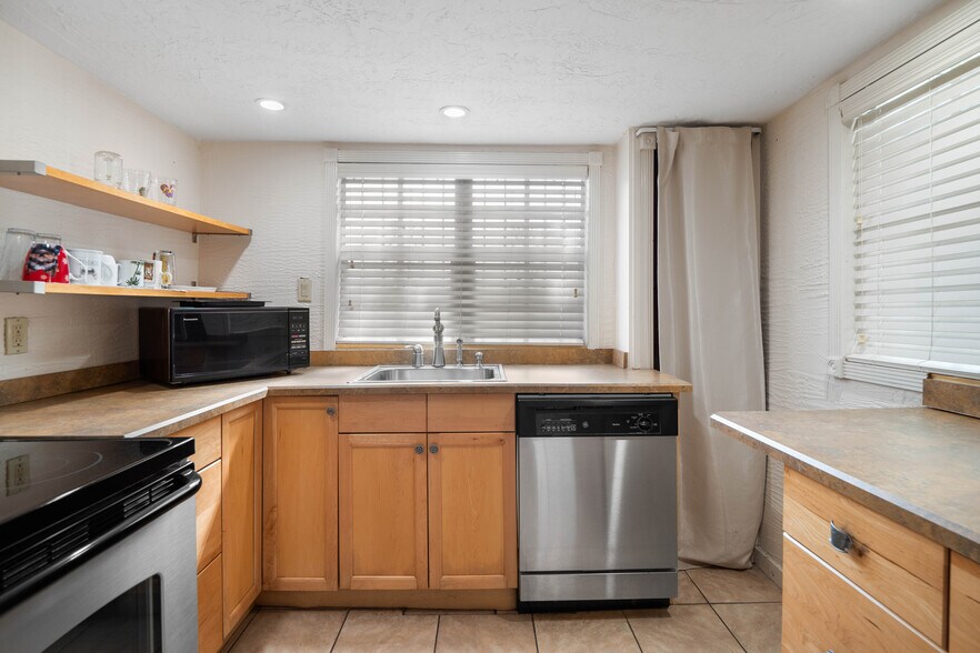 More Photos Of 123 Live Oak Ave, Daytona Beach Office Residential For Sale