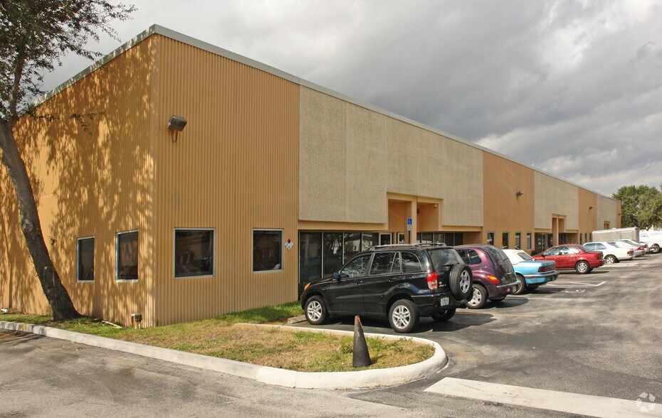 More Photos Of 410-442 S Military Trl, Deerfield Beach Warehouse For Lease