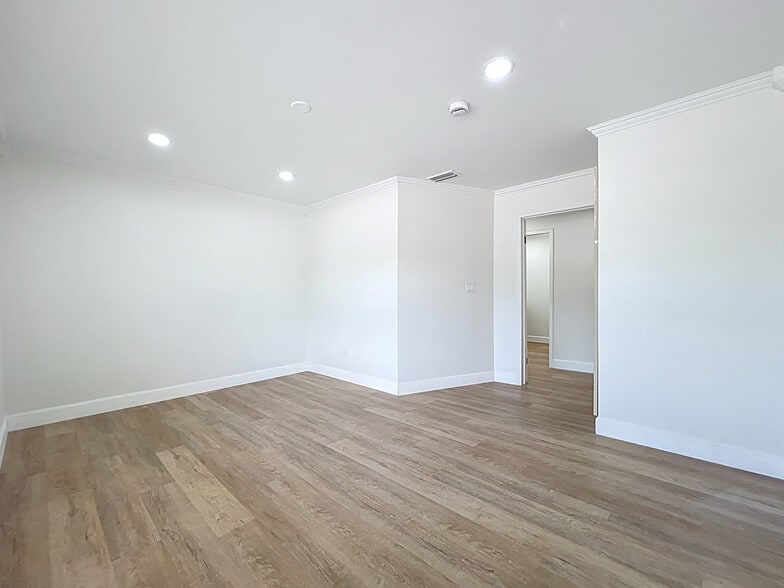 More Photos Of 507 East St, Longwood Office Residential For Lease