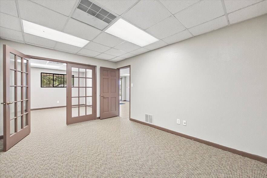 More Photos Of 905 E Broad St, Forney Manufacturing For Lease