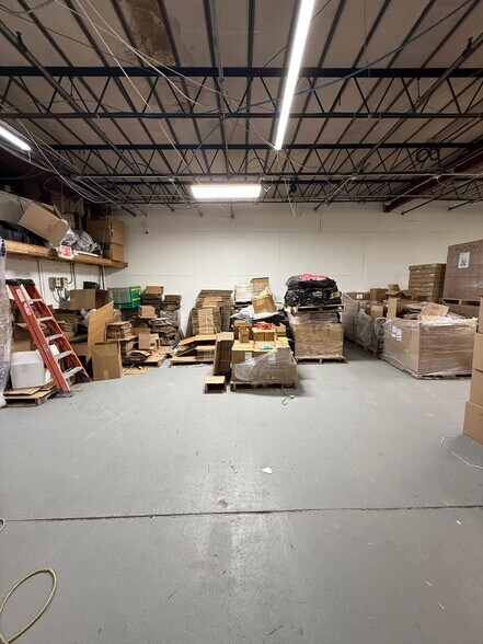 More Photos Of 23 Nassau Ave, Inwood Warehouse For Lease