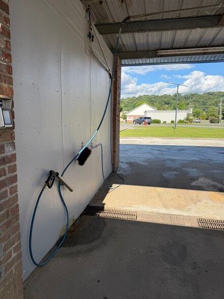 More Photos Of 102 S Fair St, Calhoun Carwash For Sale