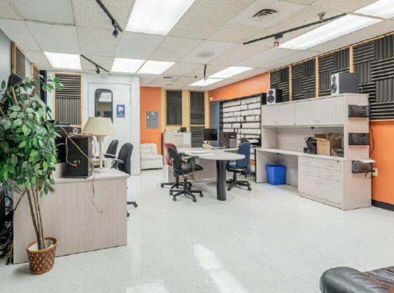 More Photos Of 3330 Rue King O, Sherbrooke Office For Sale