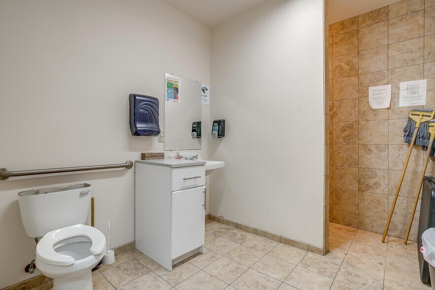 More Photos Of 905 Roberts Cut Off Rd, River Oaks Office For Sale