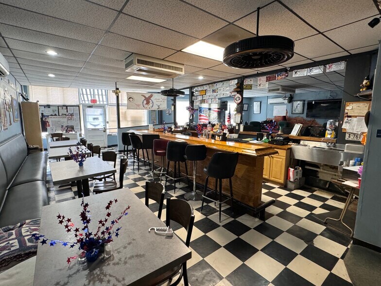 More Photos Of 899 Main St, Gainesville Freestanding For Lease