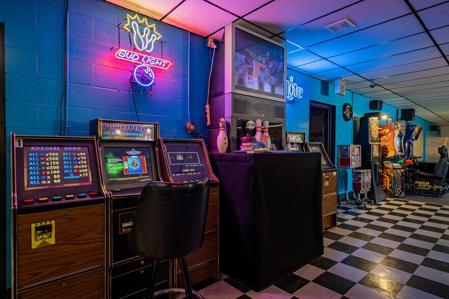 More Photos Of 675 Grant St, Winneconne Bowling Alley For Sale