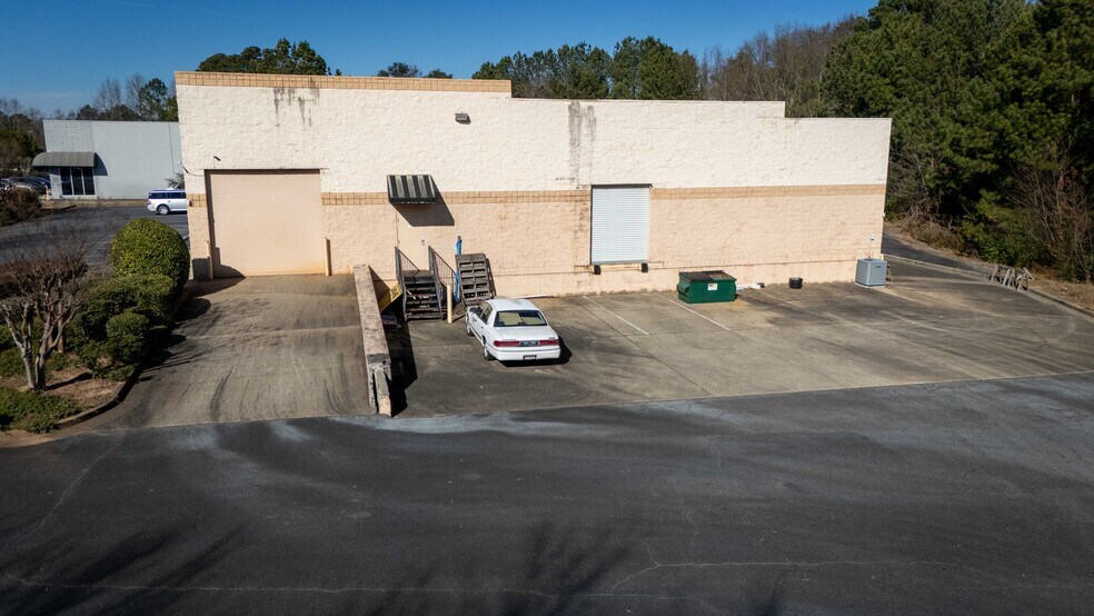 More Photos Of 5930 Gateway Dr, Alpharetta Warehouse For Lease