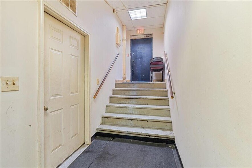 More Photos Of 960 W Hamilton St, Allentown Storefront Retail Residential For Lease