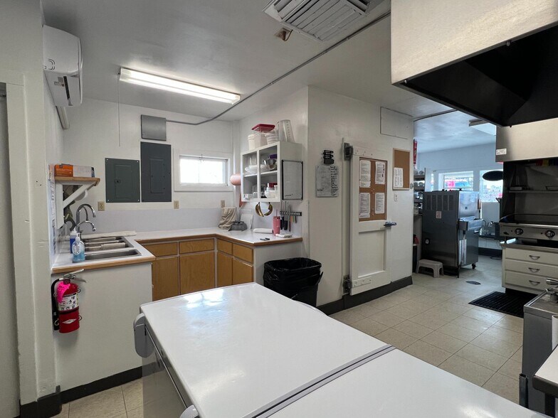 More Photos Of 112 McPherson St, Crawford Restaurant For Sale