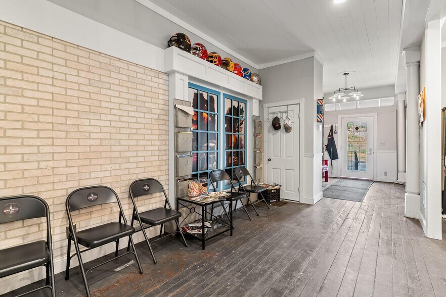 More Photos Of 1550 Lewis Center Rd, Lewis Center Freestanding For Sale