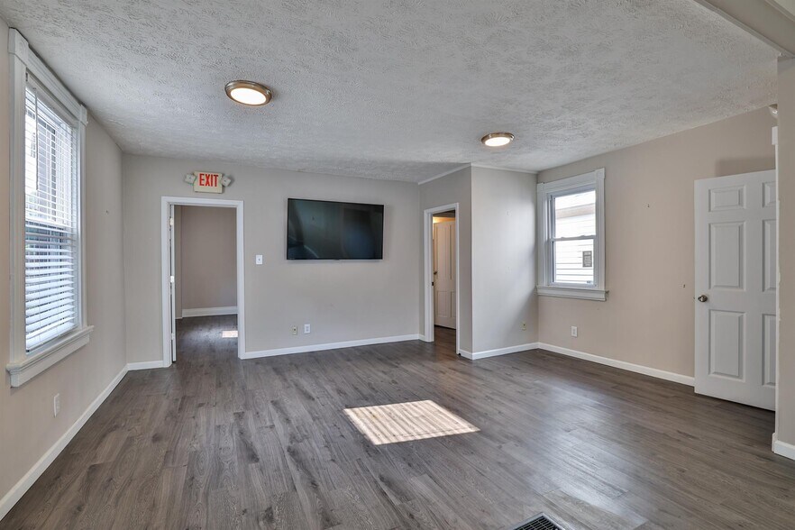 More Photos Of 2007 Madison Rd, Cincinnati Storefront For Sale