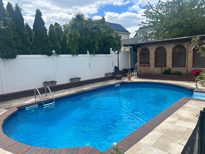 Primary Photo Of 14916 10th Ave, Whitestone Specialty For Sale