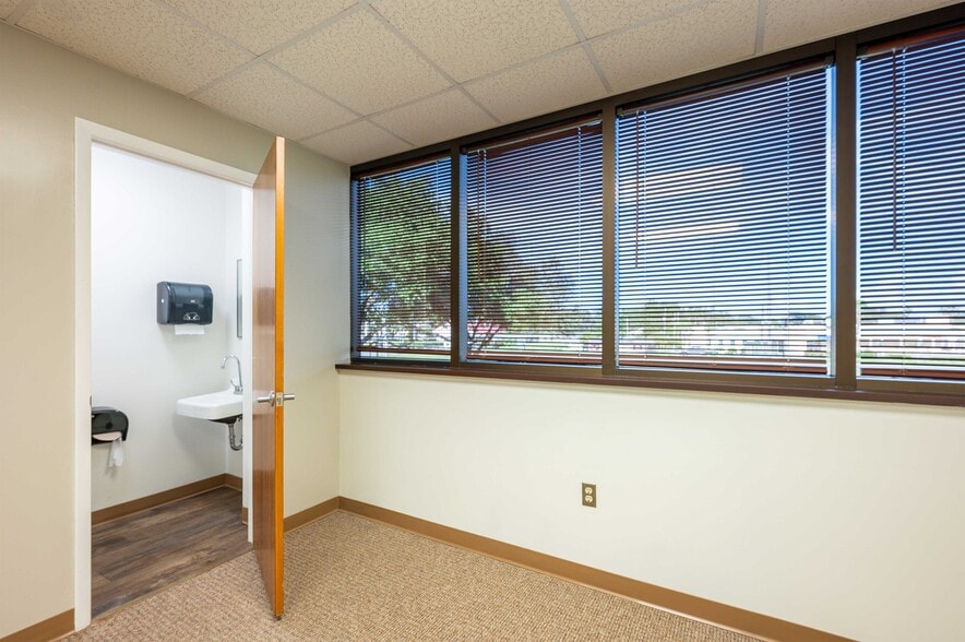 More Photos Of 6719 Gall Blvd, Zephyrhills Medical For Sale