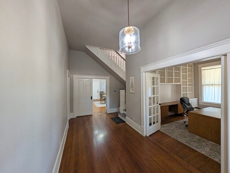 More Photos Of 206 Taylor St, Hutto Office For Lease