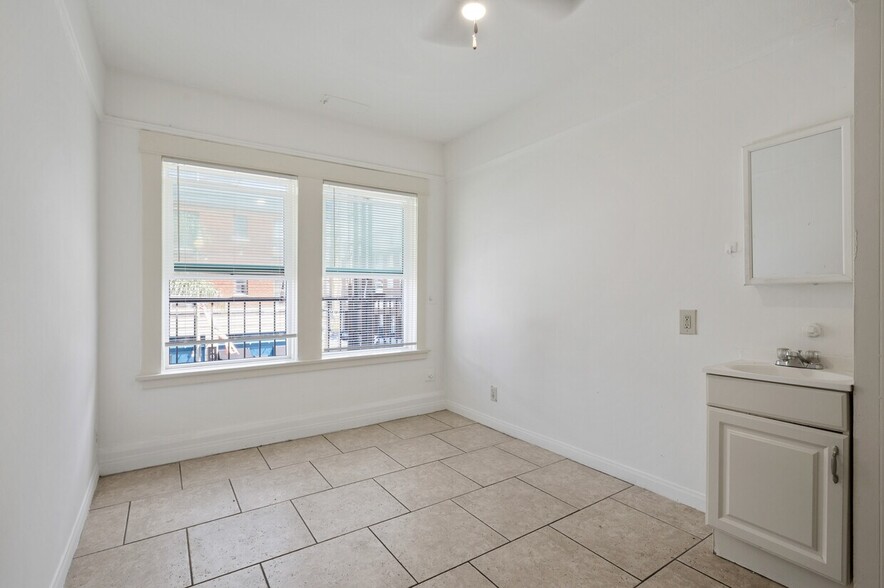 More Photos Of 709 S Centre St, San Pedro Storefront Retail Residential For Sale