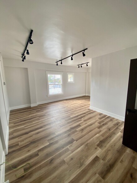 More Photos Of 970-980 Garnet Ave, San Diego Storefront Retail Office For Lease
