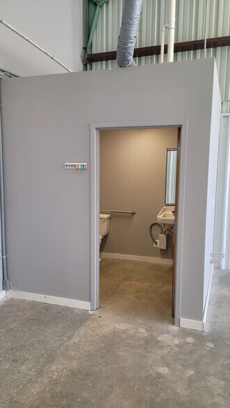 More Photos Of 821 E Park St, Olathe Warehouse For Lease