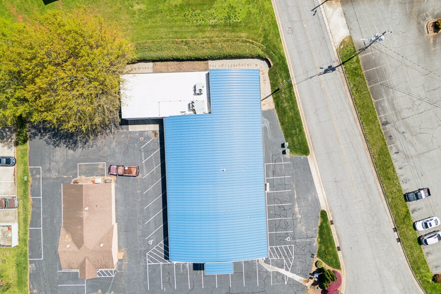 More Photos Of 2105 Northwest Blvd, Newton Office For Sale