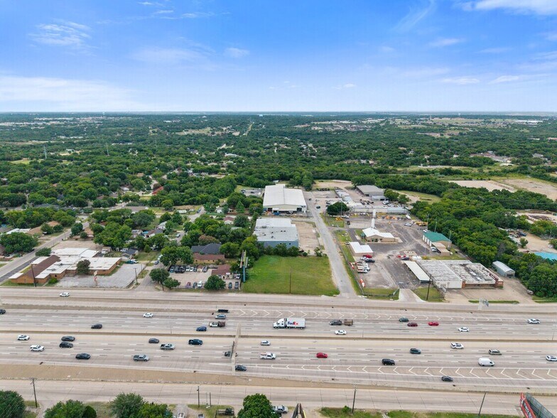 More Photos Of 921 E Waggoman St, Fort Worth Distribution For Lease